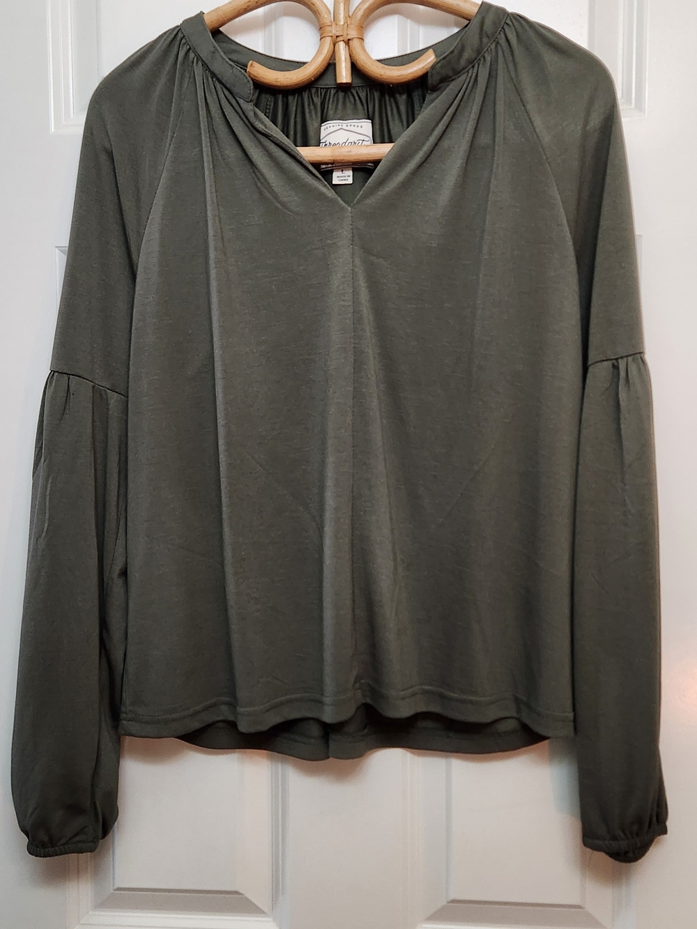 Threadgrit Brand Top. Olive Green V-Neck Long Sleeve Top. Size L.